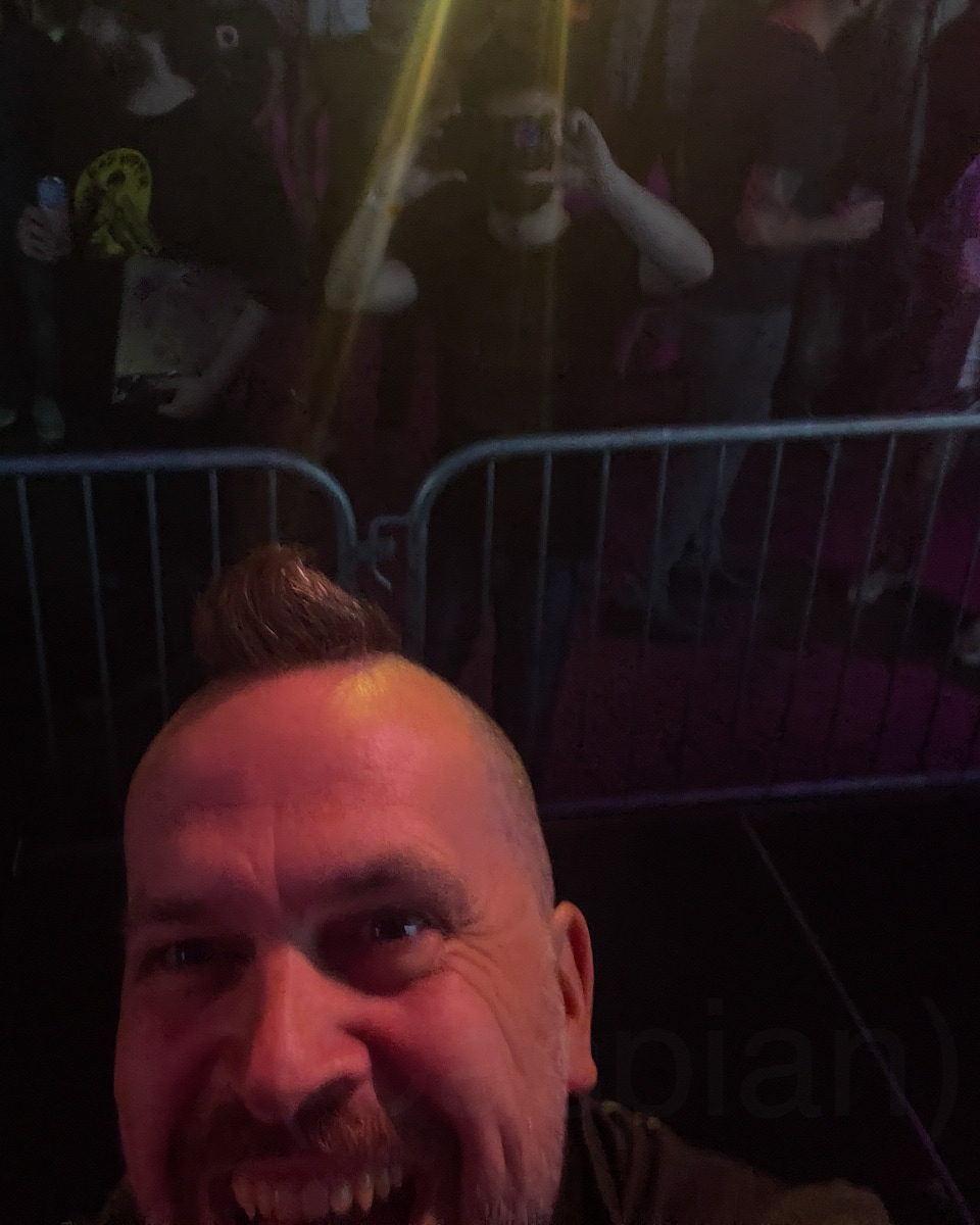 You can use this picture as a second picture for your promo, or, if you like to ignore captions, just use it as the main one. / Vous pouvez utiliser cette image comme un deuxième image pour votre promo, mais c'est moins beau, et je suis certain que le premier est mieux.