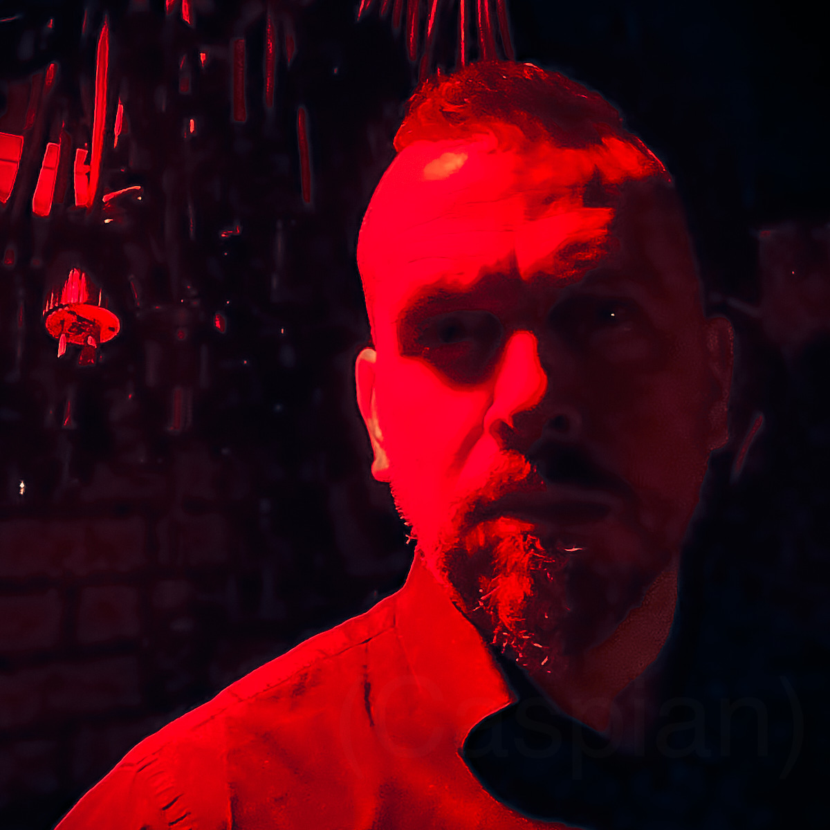 You can use this picture for your promo. / Utilisez cette photo, c'est le plus dramatique.