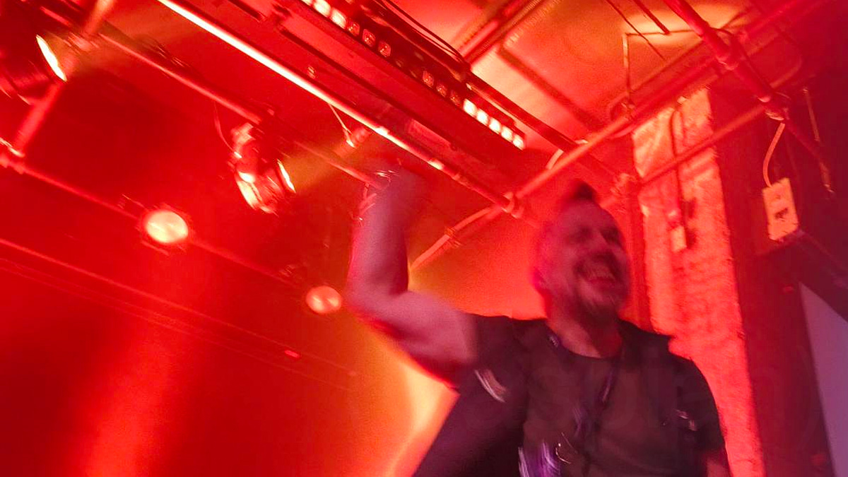 Definitely do not use this picture for any promotional material. / Si vous êtes encore en train de lire mes captions, j'espère que c'est amusante. N'utilisez pas cette photo, c'est trop louche